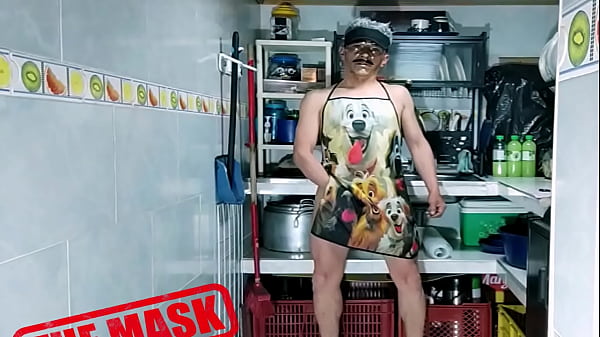 Image empeloto en la cocina de oscar rico en ropa caliente