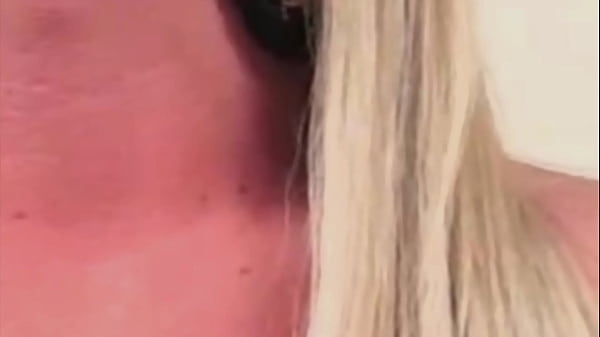 Image Una Tranny trans con grosse tette masturba il suo cazzo