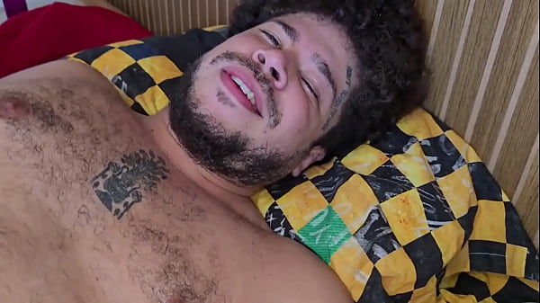 Image Twink perdendo caba&ccedil_o com o macho mais roludo do bairro, o borracheiro.