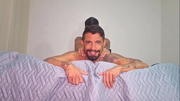 Image Acabei comendo a cuceta do namorado do meu amigo de quarto, enquanto ele tomava banho eu leitava a vadia.