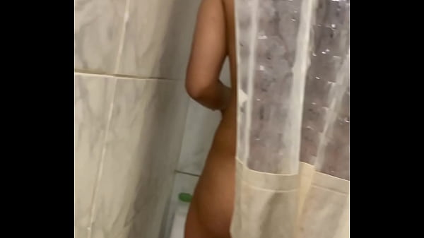 Image Encontr&eacute_ a mi esposa ba&ntilde_&aacute_ndose y la grab&eacute_ a escondidas c&aacute_mara oculta