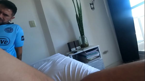 Image Estos dos machos no dudan en romperle el culo a este pendejo trag&oacute_n despu&eacute_s de ver un partido y calentarse - bareback- sem camishina- [PARTE 2]