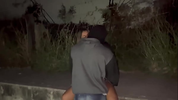 Image ESPOSA DANDO PRA UM MORENO NO MEIO DA RUA