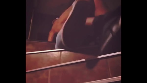 Image me folla en las escaleras del club