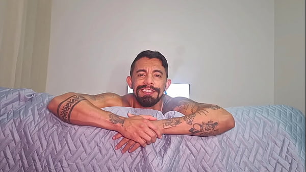 Image Safado esperou o namorado ir pro banho pra dar o cuzinho pro amigo de quarto dele .