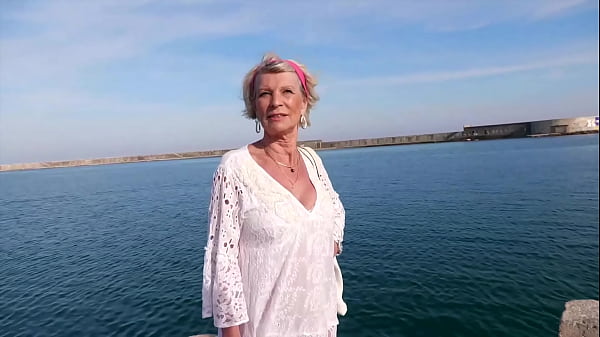 Image A 70ans, Eva croque deux jeunes lascars !