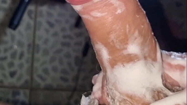 Image AMICI IN VACANZA | MI FACCIO FILMARE DALLA MIA AMICA MENTRE GIRO UN VIDEO CHE MI SEGO - CAZZO DURO SCHIUMOSO E PISCIATA IN PUBBLICO