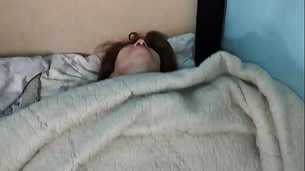 Image Dulcevaginaspro - Estaba buscando una ropa y vi a mi prima masturbarse de bajo de las sabanas en la cama