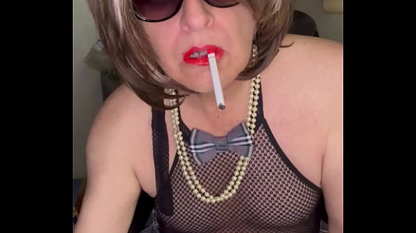 Image CD Nikki sexy smoking