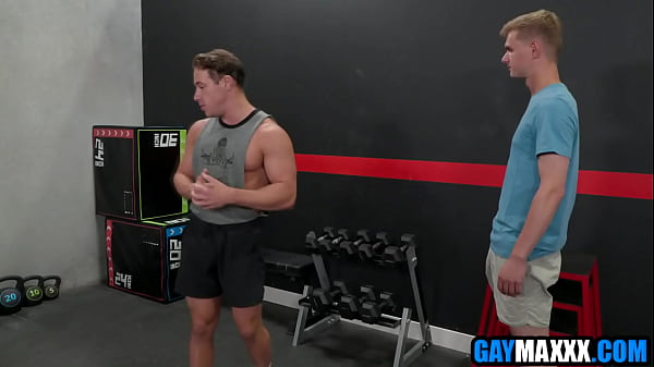 Image Personal trainer freeused by gay customers
