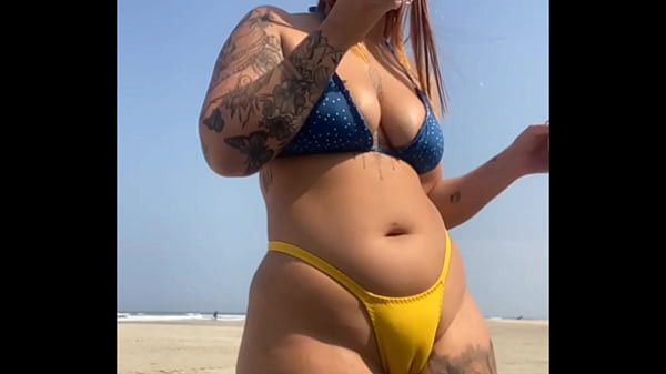 Image Ruiva casada fica na praia provocando seu amiguinho virgem e logo depois vai pra casa foder com um desconhecido sem camisinha e ganha leite na buceta