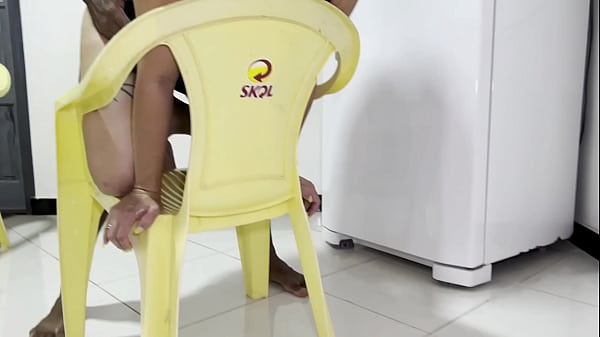 Image QUASE QUEBRO A CADEIRA DE TANTO FUDER A BUCETA DA EMPREGADA QUE MIM PEDIU ALMENTO