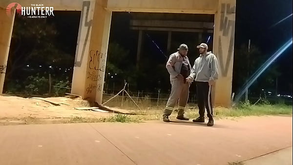 Image Motoqueiro v&ecirc_ Trabalhador mijando volta e oferece uma mamada