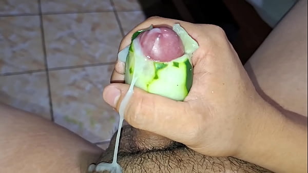 Image Haci&eacute_ndome una paja con un pepino