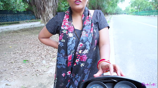 Image Indian Desi prostitute bhabhi dealing for Fuck with Client on road, she fucked by him in Doggystyle with HINDI Audio.