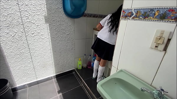 Image PADRASTRO PERVERTIDO SE PONE CACHONDO MIRANDO A SU HIJASTRA FLACA DE 18 A&Ntilde_OS CUANDO LAVA SUS CALZONES DESPUES DE LA ESCUELA Y LE METE LA VERGA DIRECTO AL CO&Ntilde_O
