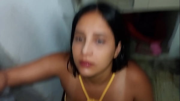 Image Cu&ntilde_ado me convence y me arrodilla para chuparle la polla, me mete a su habitacion y me folla muy duro con su enorme polla !!! Me abri&oacute_ toda la vagina