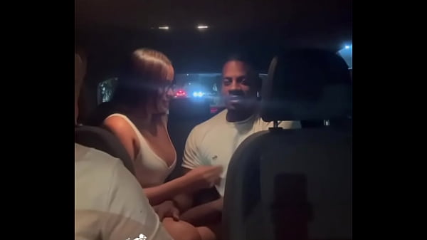 Image Motorista de Uber Fode Asi&aacute_tica Gostosa no meio da rua Enquanto o Corno Dirige E assiste sua esposinha se acabando na rola preta sem camisinha