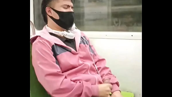 Image Joven Tretcho se masturba en el &uacute_ltimo vag&oacute_n del metro