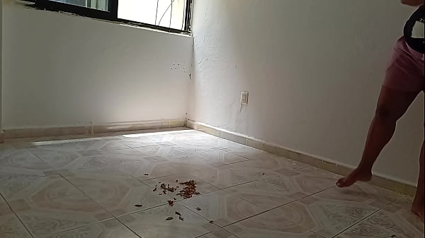 Image Espiando a la se&ntilde_ora que hace limpieza en la casa