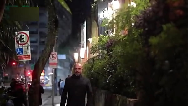 Image DEI PRO CHEFE ENQUANTO COMIA O FILHO DELE.