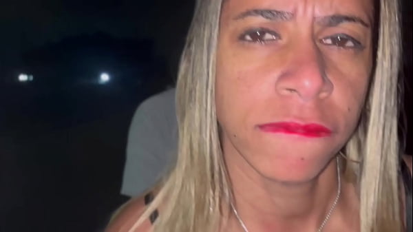 Image CASADA DANDO PRA UM ESTRANHO NO MEIO DA RUA AO VIVO