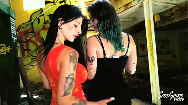 Image Analeya et Trixy, coquines tatou&eacute_es, se font poutrer par une grosse bite
