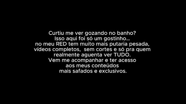 Image A &Aacute_GUA ESCORRE, MAS O QUE MOLHA DE VERDADE &Eacute_ A BOCETA LATEJANDO DE TES&Atilde_O. ELA ENFIA O CONSOLO TRANSPARENTE SEM D&Oacute_, SE ARREBENTANDO DE PRAZER ENQUANTO GEME E SE CONTORCE.