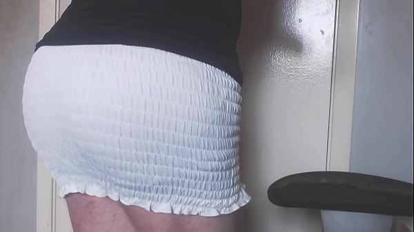 Image SkinnyFemboyOso Taking a Pee and Playing with his Femboy Ass