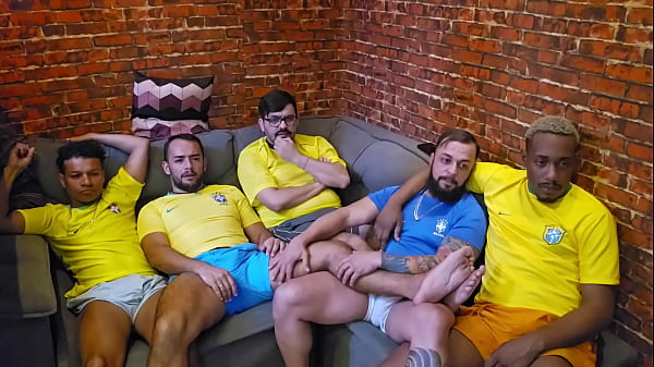Image Fui assistir o jogo da sele&ccedil_&atilde_o com os parceiros e nem vimos o segundo tempo