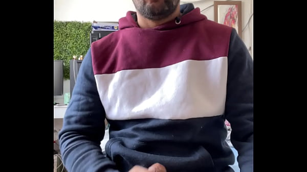Image UM ENORME PENES NA M&Atilde_O E O LEITE JORRANDO
