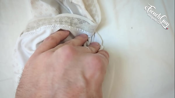Image Mec Fran&ccedil_ais SE BRANLE & EJAC sur la CULOTTE DE SA DEMI-SOEUR (ROLEPLAY & MOTS CRUS)