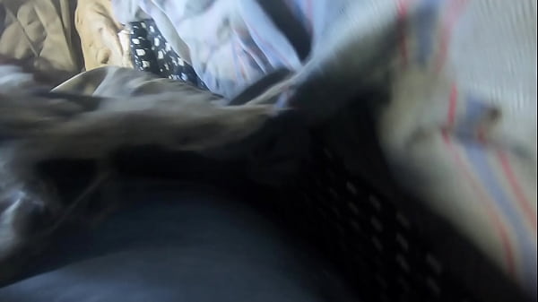 Image Meu  PADRASTO sempre quer  passar a m&atilde_o passando nas minhas pernas  QUANDO ESTOU deitada ! deixei ele excitado na pracinha eu fui de short soltinho sem calcinha (dava pra ver tudo ) do lado da Praia