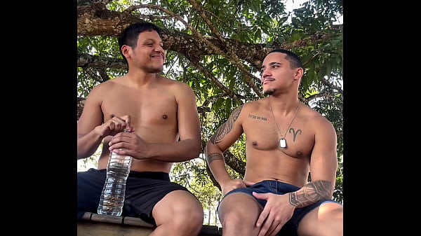 Image Novinho gostoso procurando pau pra chupar na trilha