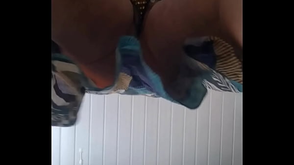 Image Provando a calcinha do meu biqu&iacute_ni para ir a praia, o que acham? Muito pequeno?