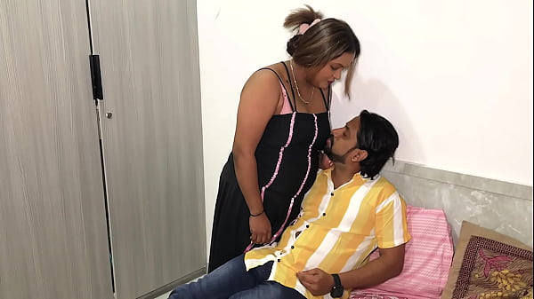 Image Wife gives gift to husband