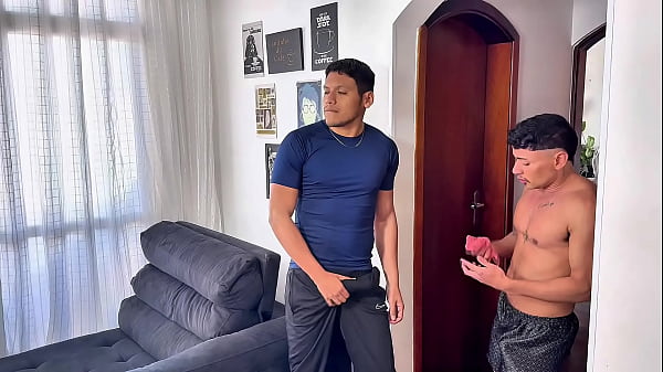 Image Garoto gostoso pega seu vizinho assistindo porn&ocirc_ e ajuda ele com um boquete