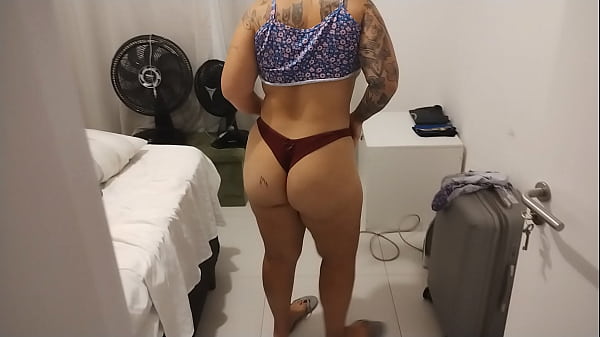 Image Ruiva faz uma chamada de v&iacute_deo pra um f&atilde_ com o marido assistindo