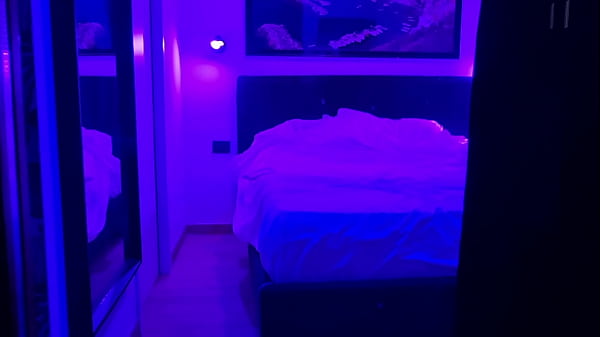 Image ALEXANDER TROVA IL TELEFONO DELLA SORELLASTRA CHE LO RIPRENDE MENTRE SI SEGA CON UN CAZZO DURO E GROSSO | GLI FA UN VIDEO E SBORRA NEL BICCHIERE - BEVI TUTTO SORELLINA