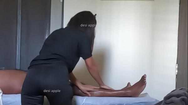 Image Vietnam girl massaging customer