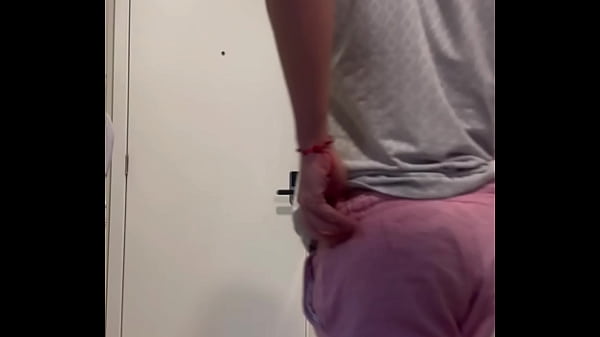 Image PEDI UM LANCHE E O ENTREGADOR ERA MUITO GOSTOSO. PEDI PRA CHUPAR E ELE ACEITOU, DEPOIS METEU SEM CPA ATE ENCHER MEU CUZINHO DE LEITE.