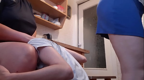 Image While our housekeeper was washing dishes, my girlfriend was riskily licking pussy under the table