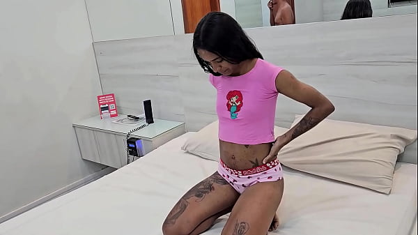 Image Novinha pequenininha deu ate o cu pro padrinho e pro amigo dele antes de ganhar leite dos dois