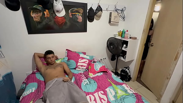 Image Mi hermanastra sale del ba&ntilde_o con ganas de comerse toda mi polla, me da una gran mamada y se la mete hasta el fondo de su gargarta profunda - Porno amateur