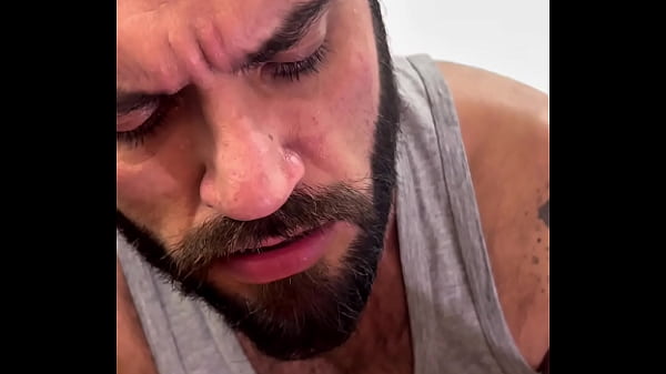 Image Cara barbudo deu uma boa mamada e engoliu o leite
