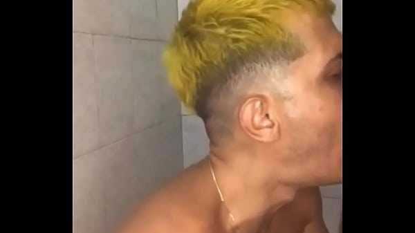 Image Mamei o novinho que estava soltando pipa na minha rua