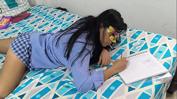 Image Wanita berseragam itu mengerjakan PR-nya dengan rok pendek! Dia cantik dan genit.