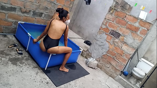 Image Seorang wanita India atletis dan seorang wanita Latin bertubuh gemuk menikmati liburan di tepi kolam renang sementara matahari menghangatkan tubuh sensual mereka.