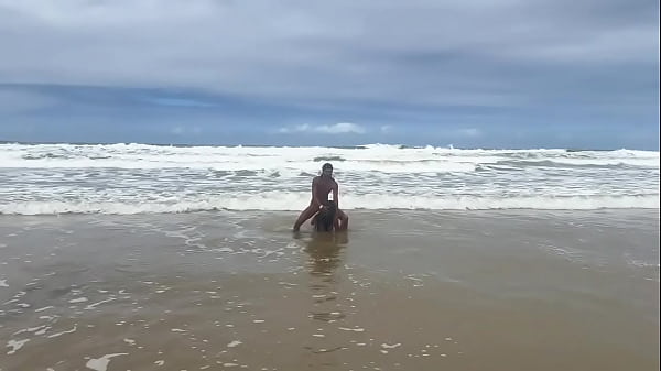 Image Casal faz putaria na praia na frente dos amigos.