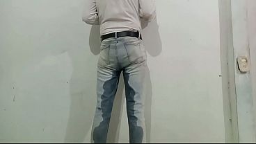 Image Delicioso pajazo despu&eacute_s de orinarme en los pantalones con mi pa&ntilde_al de tela